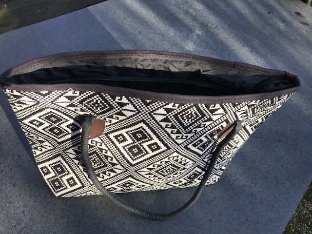 Schoudertas zwart wit geweven stof #001