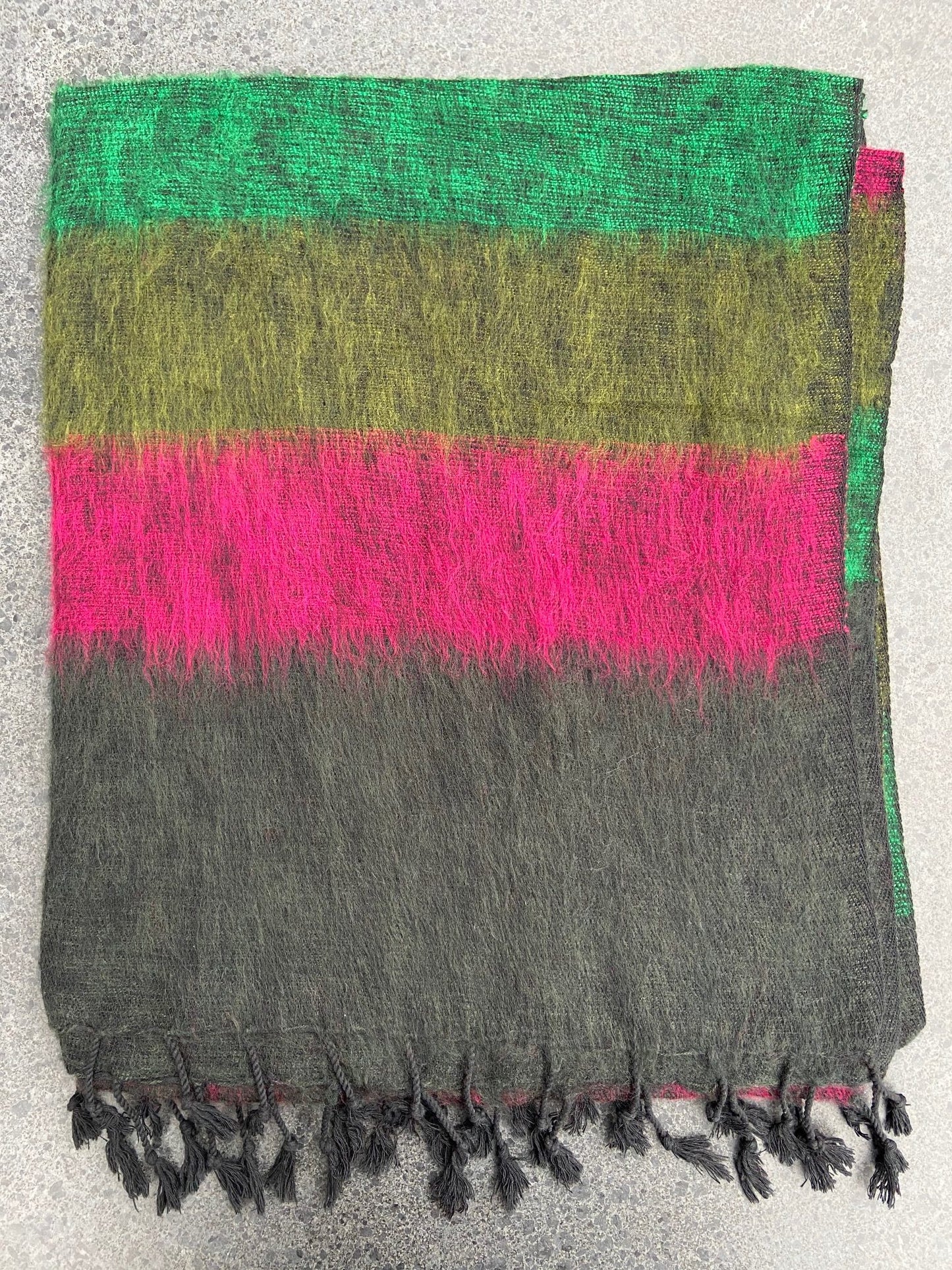 Sjaal van Yakwol Jakwol Yak wollen handgemaakt Shawls of Yakwool Himalaya gestreept grijs groen roze geel