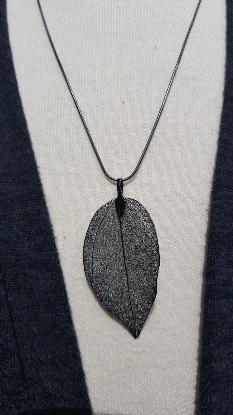Halsketting echt blaadje hanger zwart nikkel #001