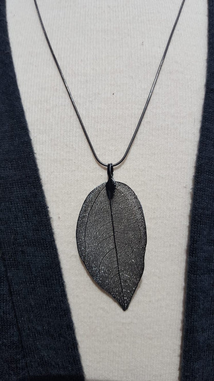 Halsketting echt blaadje hanger zwart nikkel #001