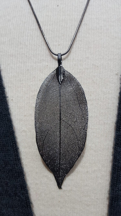 Halsketting echt blaadje hanger zwart nikkel #001