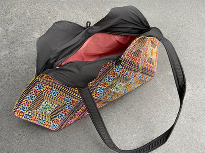 Schoudertas katoen driehoek gekleurd geborduurd rits #001