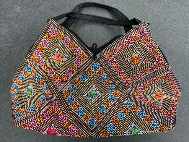 Schoudertas katoen driehoek gekleurd geborduurd rits #001