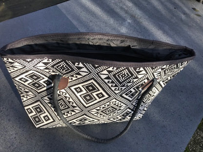 Schoudertas zwart wit geweven stof #001