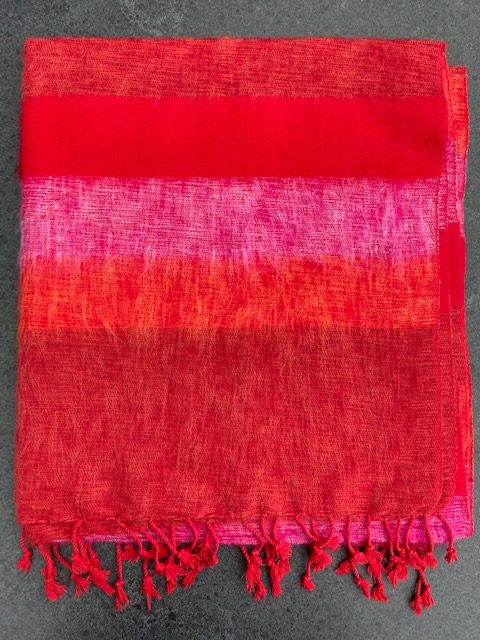 Sjaal van Yakwol Jakwol Jak wollen Shawls of Yakwool Fairtrade gestreept rood roze oranje