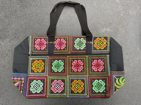 Weekendtas schoudertas katoen gekleurd geborduurd ritssluiting fair trade