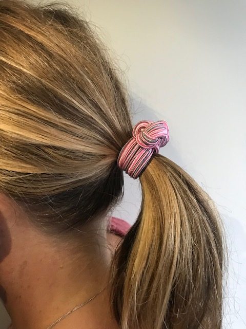 haar vlecht knoop hair staart roze grijs wit