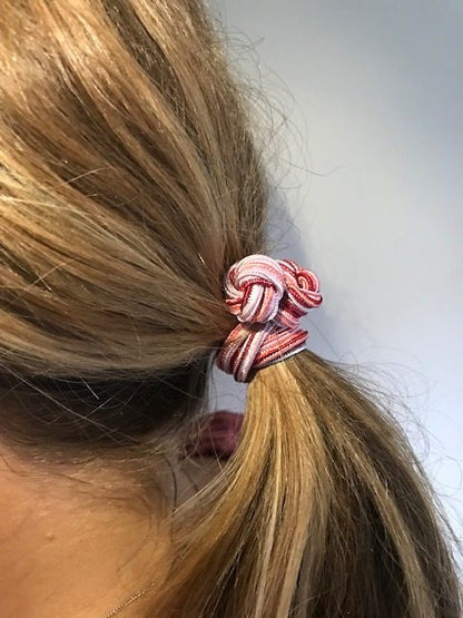 haarelastiek geknoopt gekleurd