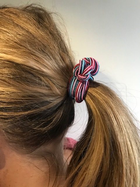 vlecht geknoopt elastieken paardenstaart blauw paars roze zwart